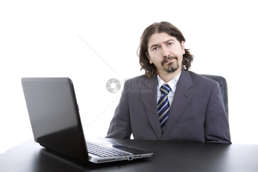 电脑桌旁的男青年图片