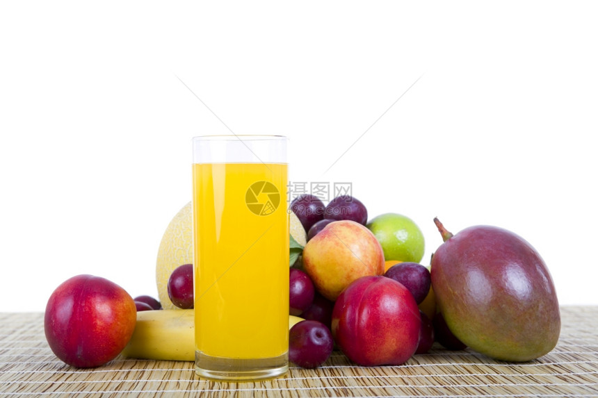 白背景上的水果和汁图片