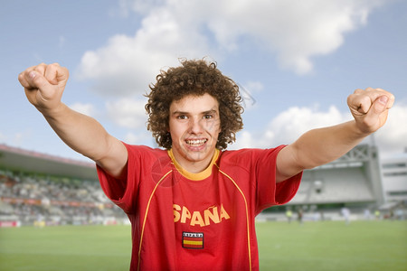 足球场中支持西班牙男孩的年轻西班牙男孩图片