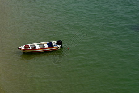 绿色海洋水域的小型轮装船图片