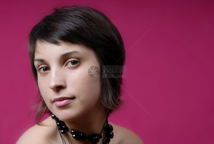 紫色背景的年轻女肖像图片