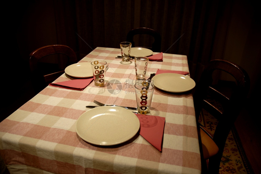 晚饭桌准备在暗室服务图片