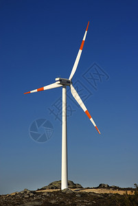 现代白色风力涡轮机或制造能源的风力磨机图片