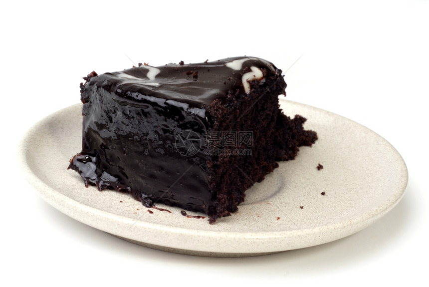 片巧克力蛋糕孤立在白色上图片