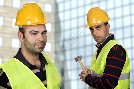 两位年轻的工人带着黄色的硬头巾骄傲年轻工人图片