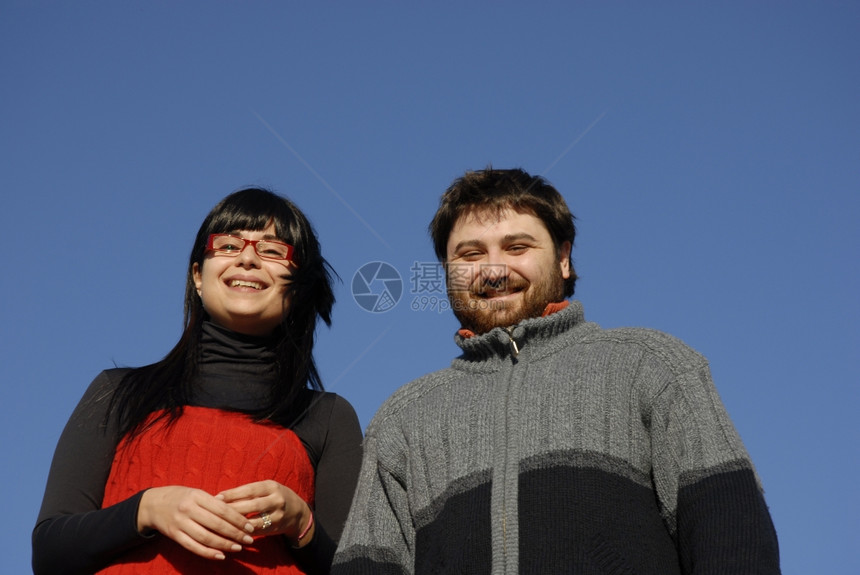 以天空为背景的年轻夫妇图片