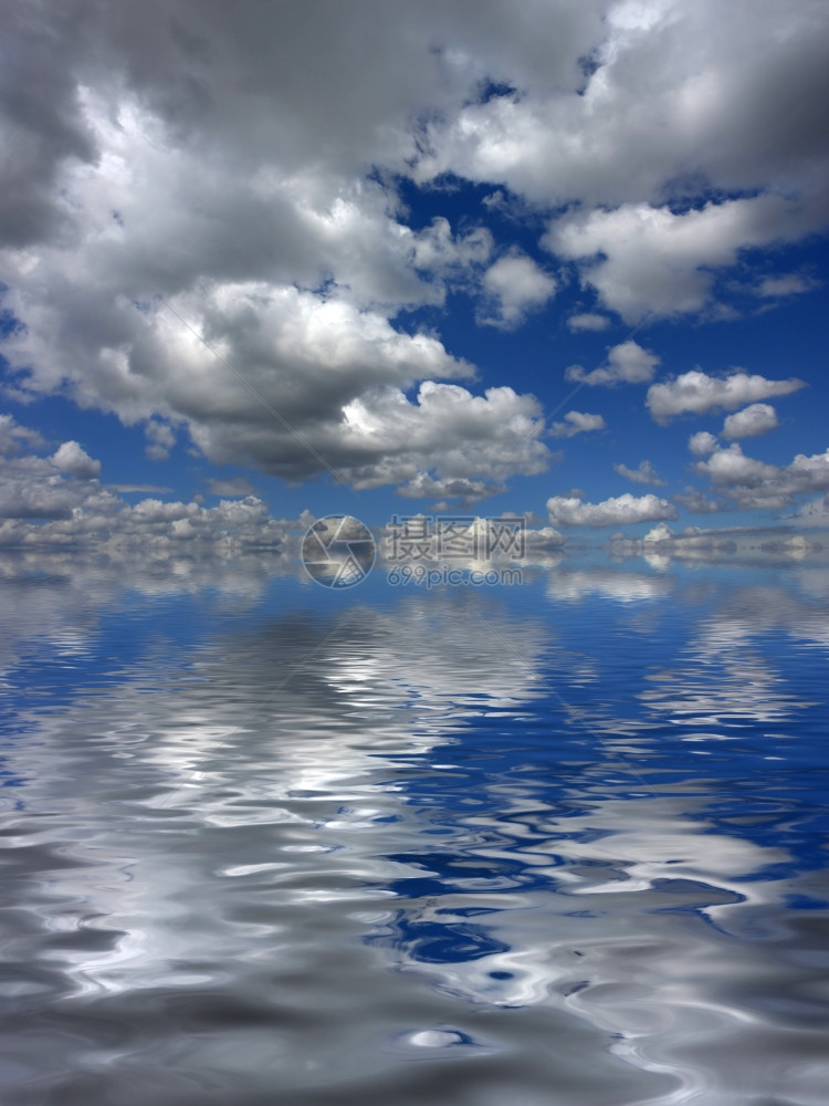 天空中的云在水中反射图片