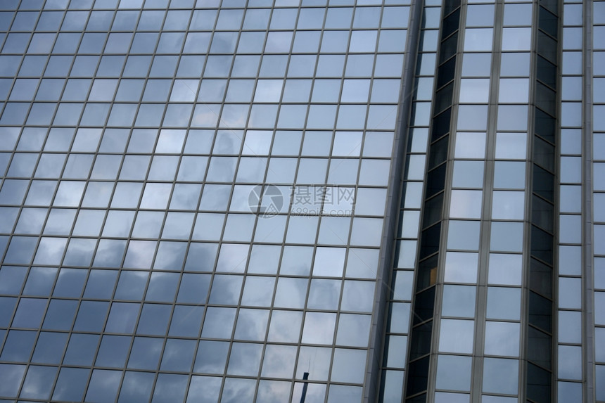 现代办公楼和云层反射图片