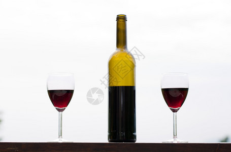 在户外用瓶装杯子红葡萄酒图片