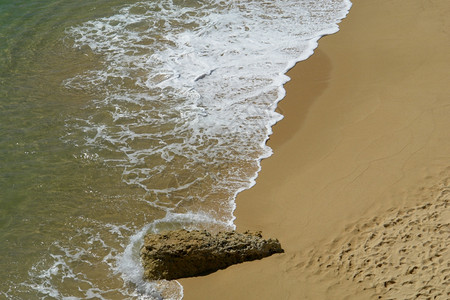 沙滩中白浪的图片