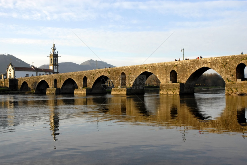 Portugal的PontedLima和桥梁教堂图片