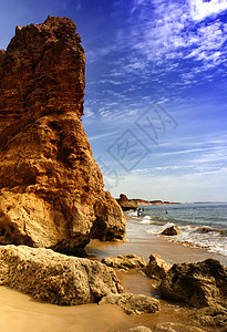 淡蓝色水漂石在Pefurgal以南Arve的小沙滩上背景