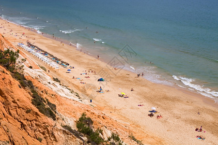 在古城海滩上的人在Portugal以南的Agarve的海滩上图片