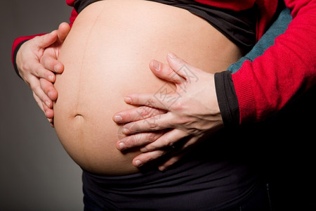 怀孕妇女着肚子的手图片