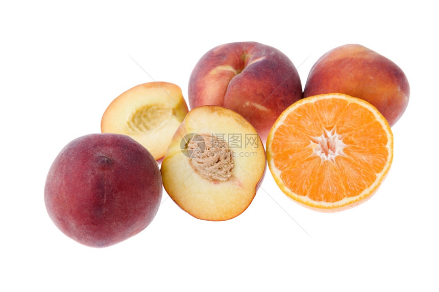 一些桃子和橙色的白底孤立图片