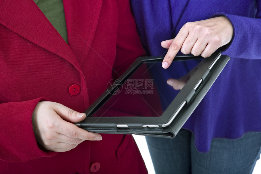 2名妇女有数字平板电脑详细图片