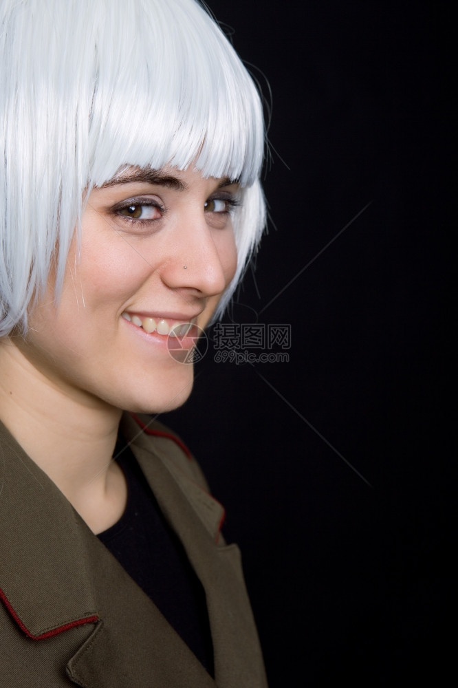 穿着俄罗斯军服和白假发的年轻女子图片