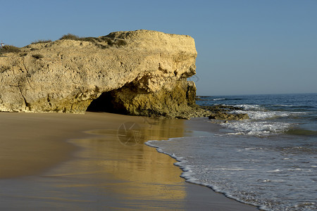 淡蓝色水漂石位于Portugal以南Arve的小海滩背景