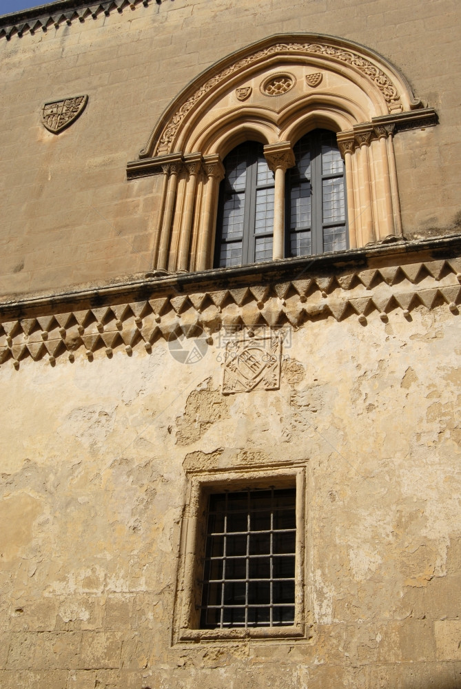 马尔塔岛古老房子的中世纪哥特式窗户图片