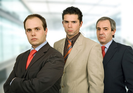 三名商业男子在办公室站岗图片