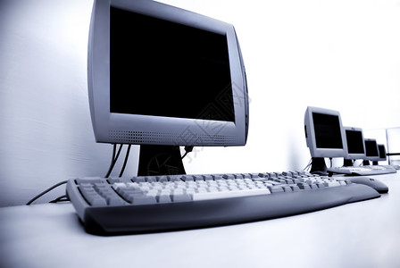白色以上的教室里几台电脑背景图片