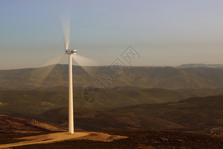 风力农场的一台叶子发电机图片