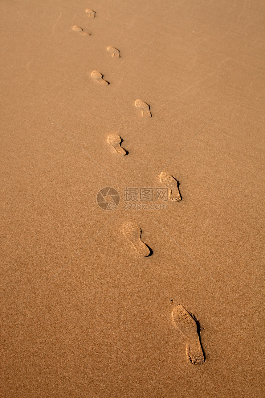 沙滩上湿中的人类脚印图片