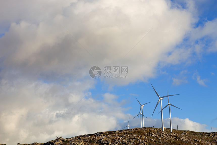 山顶白风涡轮机图片