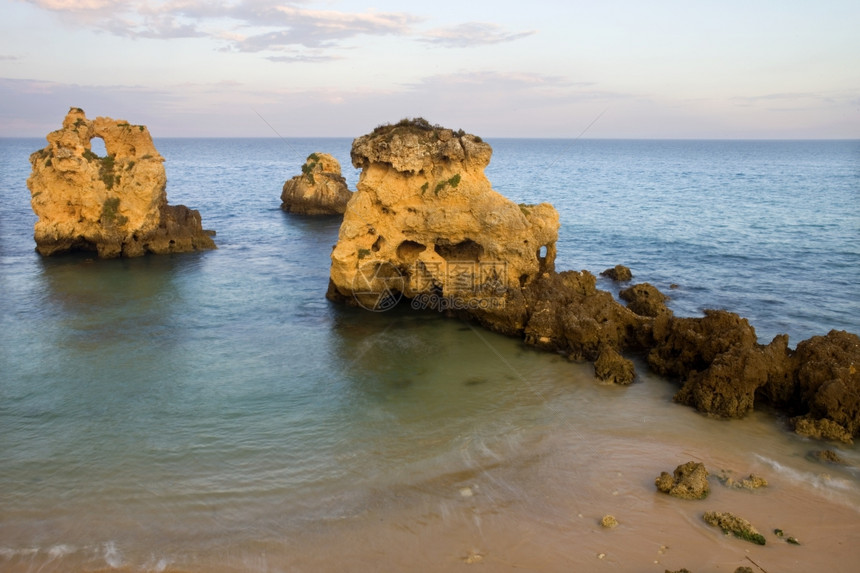 白天结束时在Algarve的美丽海滩上图片