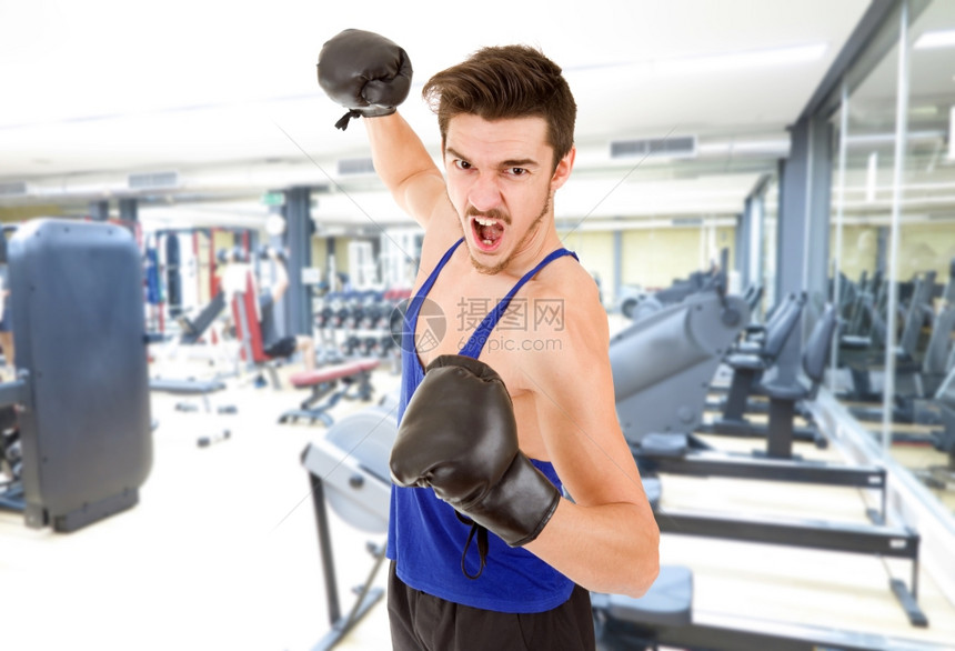 在健身房用黑色拳击手套打人图片