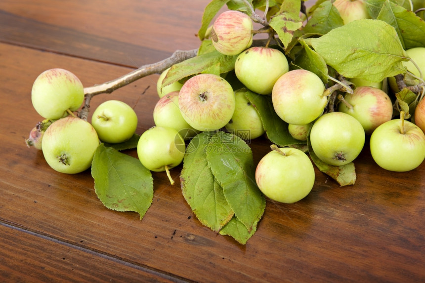 木制桌上的苹果图片