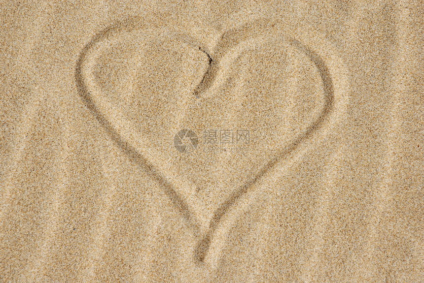 手画在沙地上的心图片