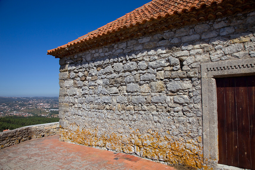 我们的古老城堡在山顶的Portugal中心图片