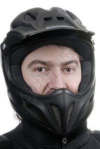 穿着黑色头盔摩托车的年轻人图片