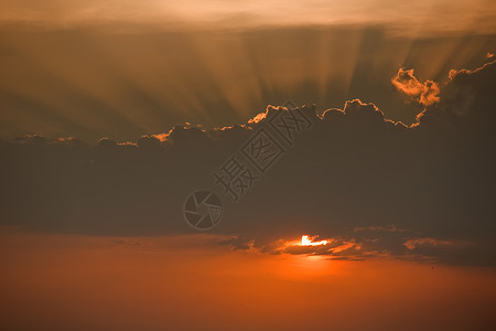 日落光照耀在波尔古达以北高清图片