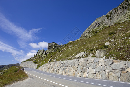 山顶的Swis路图片