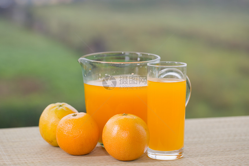 花园桌上的橙汁和子图片