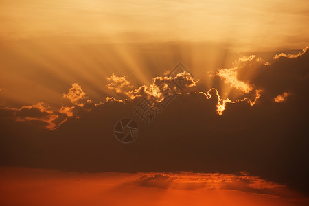 日落光照耀在波尔古达以北高清图片