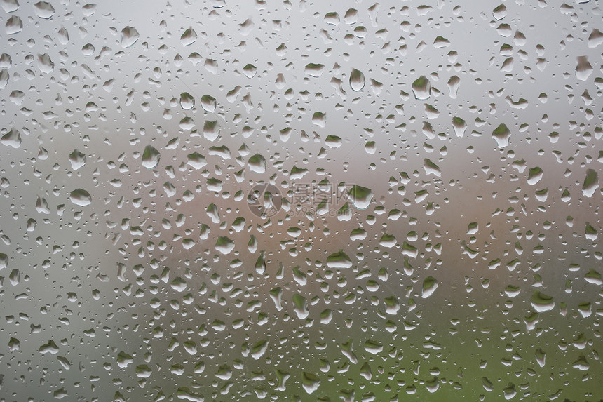雨天下有水滴的玻璃表面图片