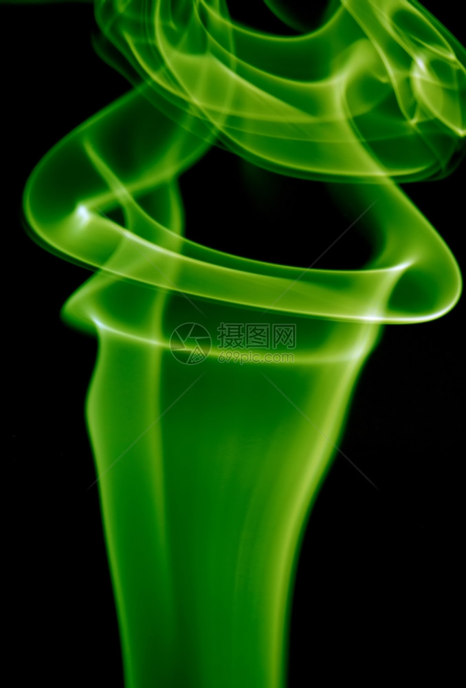 黑色背景的抽象绿烟雾图片