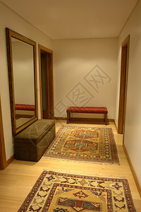 家里有沙发和镜子的现代大厅图片