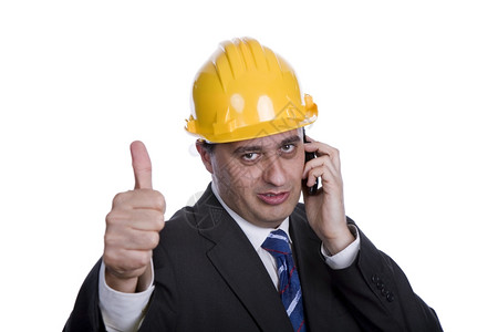 一名在电话上戴黄帽子的工程师在白色上与世隔绝图片