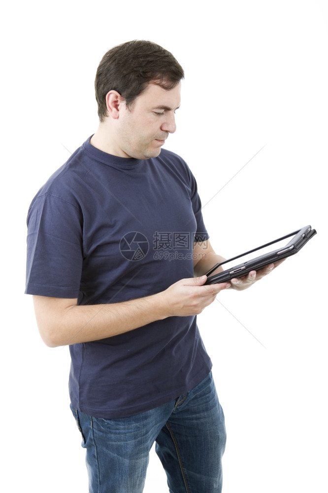 带数字平板电脑的青年临时男子与世隔绝图片