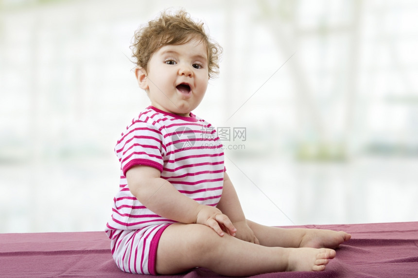 年轻快乐的婴儿肖像图片