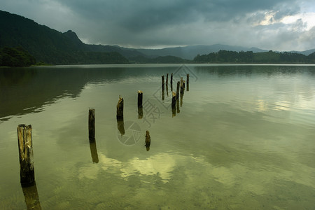 在佐勒斯岛SaoMiguel岛的湖中图片
