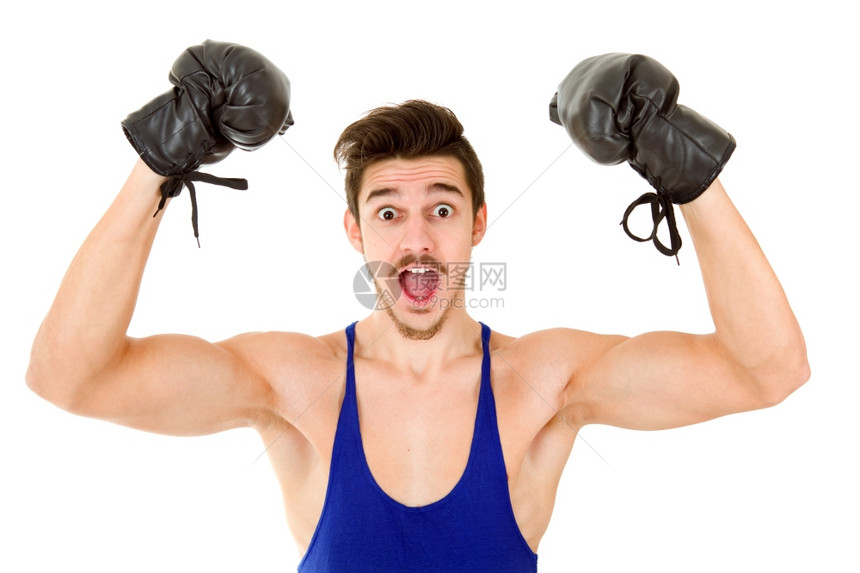 男人用黑色拳击手套孤立在白色背景图片
