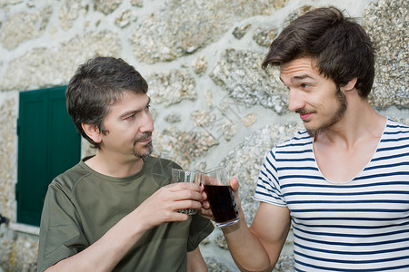 两个朋友在户外喝酒聊天图片