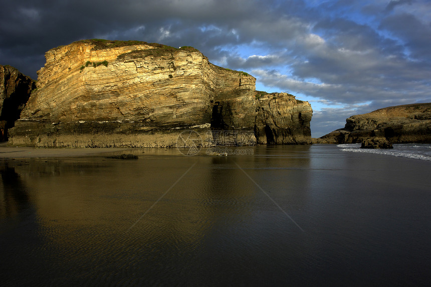 海岸上西班牙岩悬崖以北图片