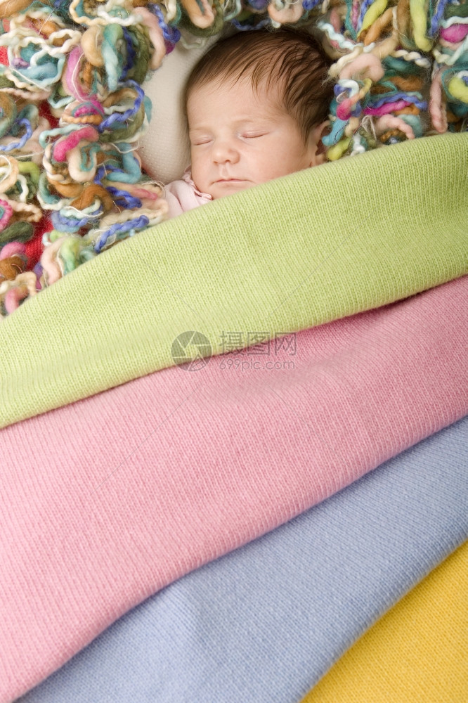 年轻婴儿睡觉工作室照片图片