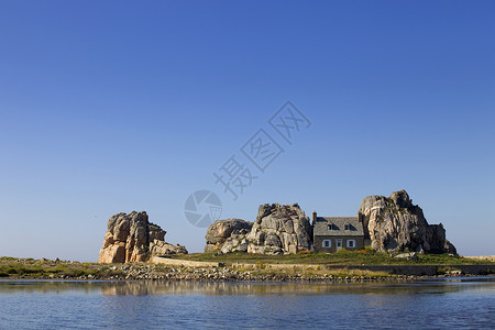 普鲁庞岗在普卢梅纳奇的岩石上建有名房子花岗comtedarmobitanyfrce背景